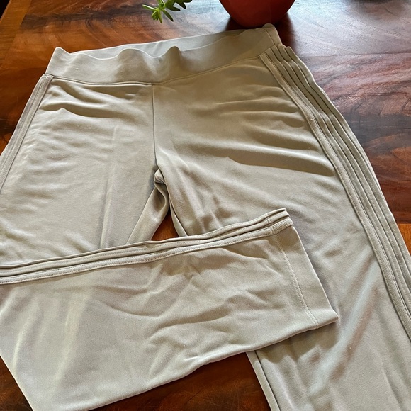 Barely worn yoga/ athletic / lounge pants. Great condition ! - Picture 3 of 3